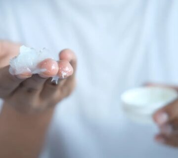 Petroleum Jelly’s Coating: Uses vaseline in moisturizers
